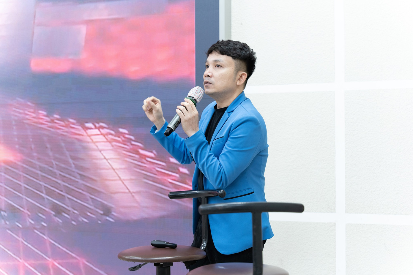 Diễn giả Nguyễn Hải Triều trò chuyện với các bạn sinh viên trường ĐH Công nghệ TP. HCM. Diễn giả Nguyễn Hải Triều trò chuyện với các bạn sinh viên trường ĐH Công nghệ TP. HCM.