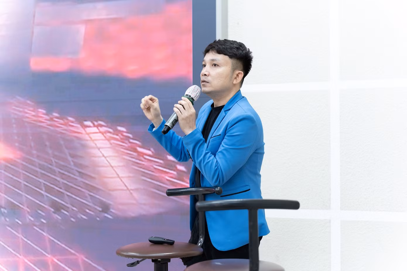Diễn giả Nguyễn Hải Triều trò chuyện với các bạn sinh viên trường ĐH Công nghệ TP. HCM. Diễn giả Nguyễn Hải Triều trò chuyện với các bạn sinh viên trường ĐH Công nghệ TP. HCM.
