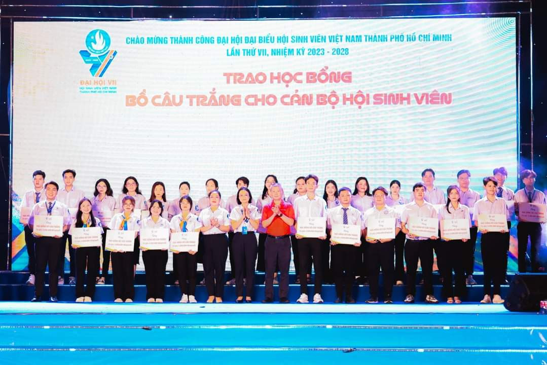 29 suất học bổng &quot;Bồ Câu trắng&quot; đến với các bạn là cán bộ Hội có hoàn cảnh đặc biệt.