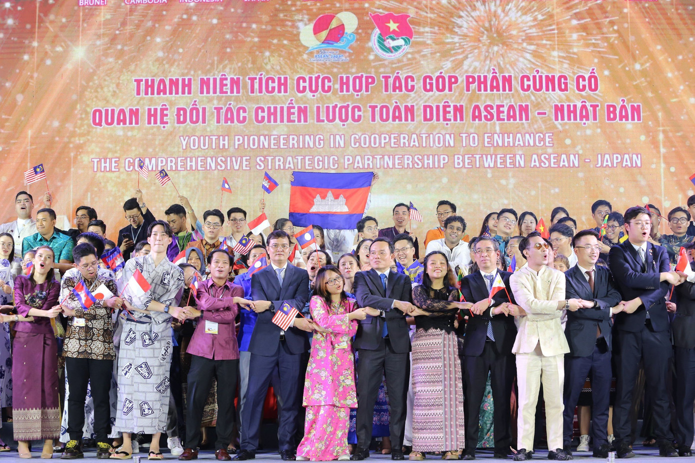Thanh niên các nước ASEAN và Nhật Bản ra tuyên bố chung thể hiện tinh thần đoàn kết, gắn bó. (Ảnh: Ngô Tùng)