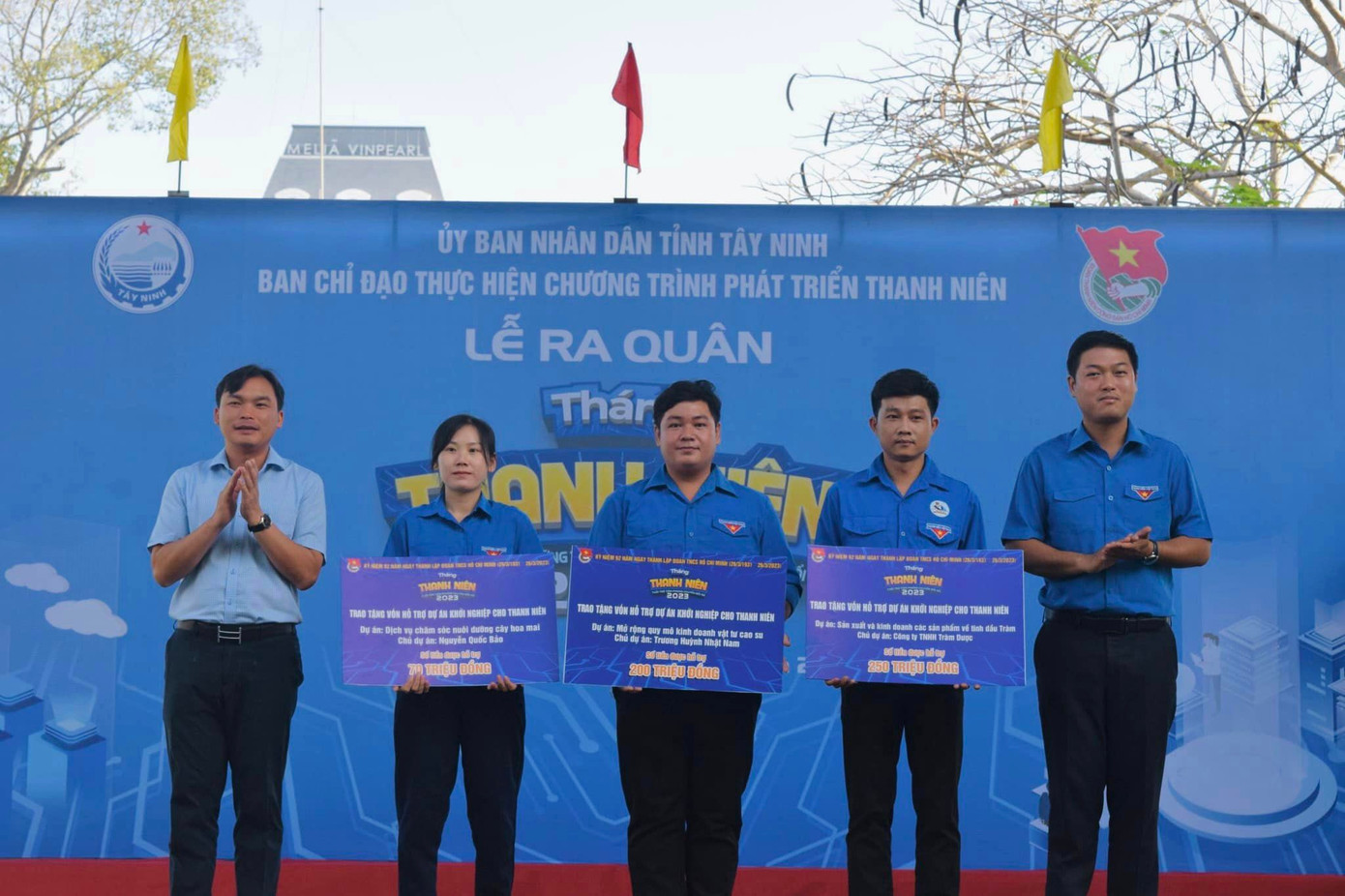 Trao vốn hỗ trợ cho 3 dự án khởi nghiệp của thanh niên, với tổng giá trị 520 triệu đồng. Trao vốn hỗ trợ cho 3 dự án khởi nghiệp của thanh niên, với tổng giá trị 520 triệu đồng.