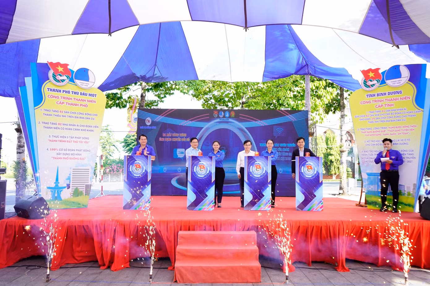 Ban Thường vụ Tỉnh Đoàn cùng Công ty TNHH Cung ứng nhân lực Nhân Kiệt thực hiện nghi thức ấn nút ra mắt công trình ứng dụng chuyển đổi số trong hoạt động tuyên truyền của Đoàn thông qua nền tảng OA của mạng xã hội Zalo. (Ảnh: Tỉnh Đoàn Bình Dương)