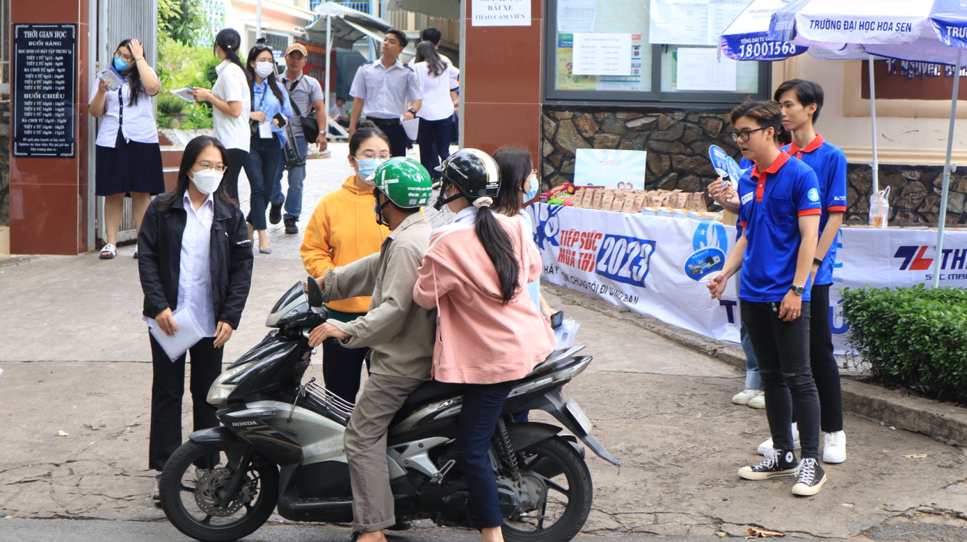 Các đội hình "Tiếp sức mùa thi" tích cực hỗ trợ phụ huynh và các sĩ tử.