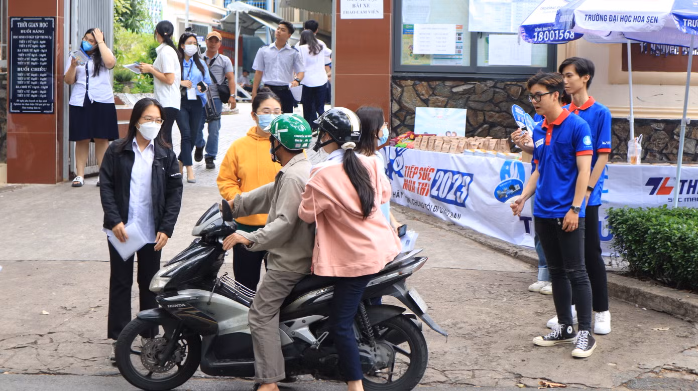 Các đội hình "Tiếp sức mùa thi" tích cực hỗ trợ phụ huynh và các sĩ tử.