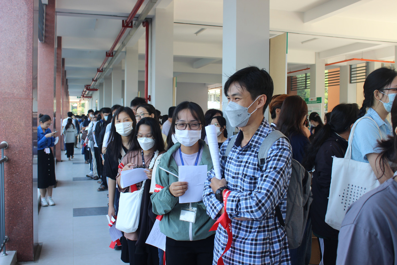 Không chỉ có sinh viên hai trường ĐH KHXH&NV và trường ĐH Công nghệ thông tin mà còn có nhiều sinh viên các trường trực thuộc khối ĐHQG TP. HCM cũng về tham gia ngày hội hiến máu.