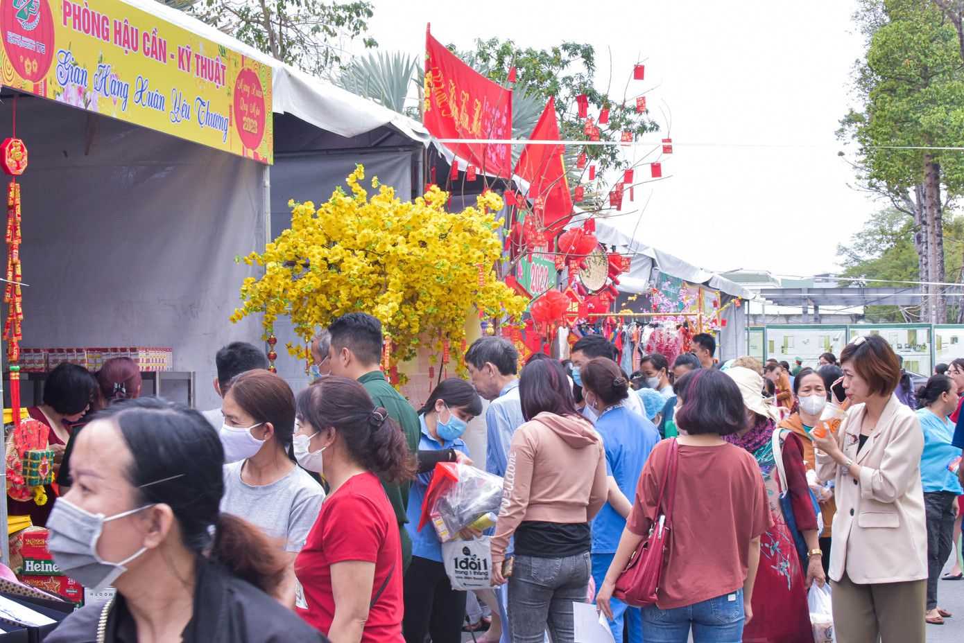 Không khí phiên chợ rộn ràng với 30 gian đa dạng các mặt hàng.