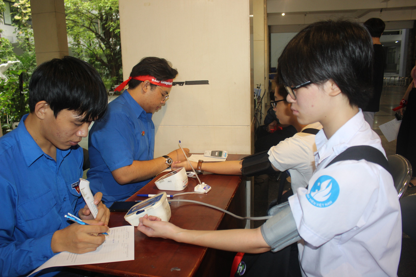 Các bạn được kiểm tra huyết áp và khám sàng lọc trước khi hiến máu.