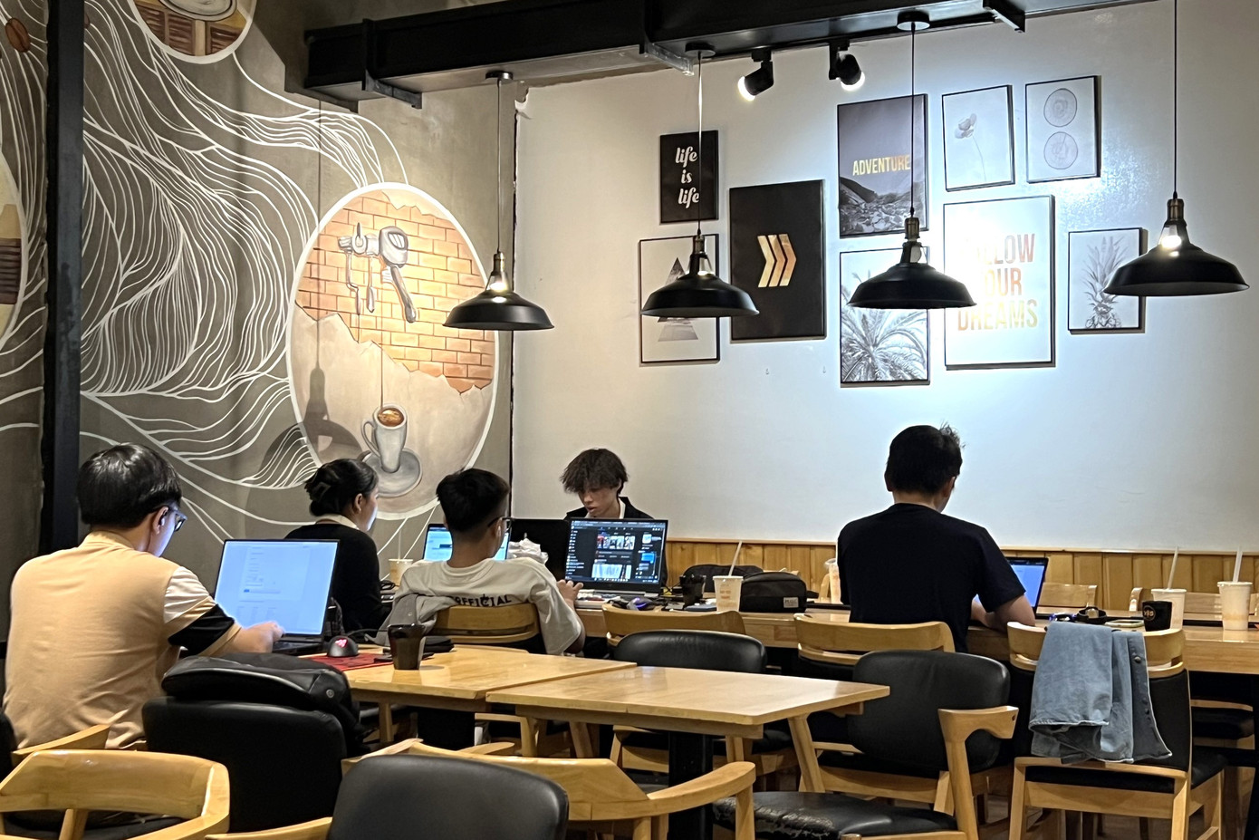 Quán cà phê chính là địa điểm lý tưởng nhất của bạn trẻ trong mùa nắng nóng. Quán cà phê chính là địa điểm lý tưởng nhất của bạn trẻ trong mùa nắng nóng.