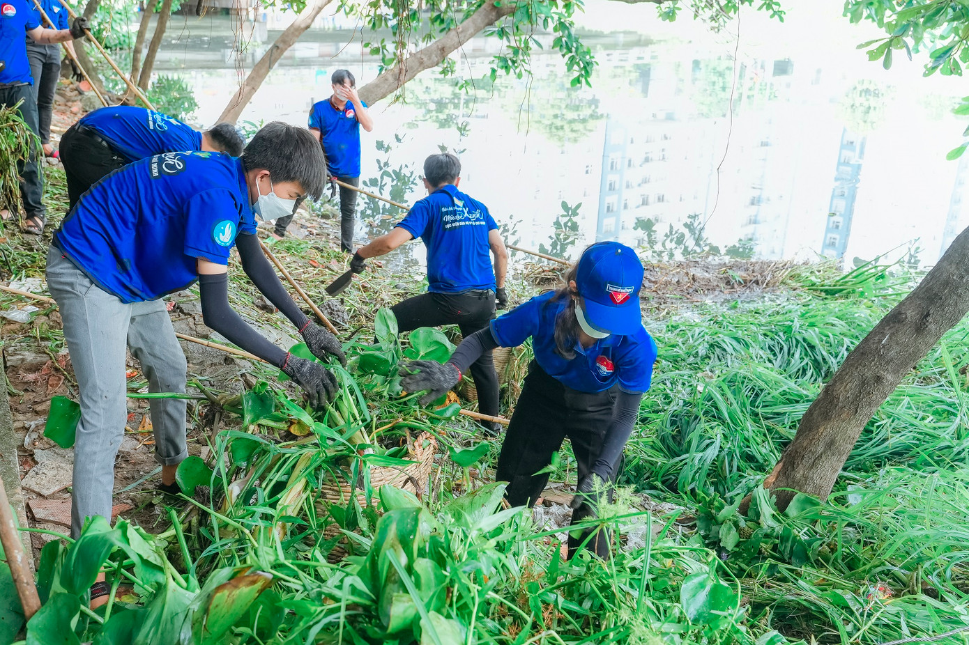Các đoàn viên, thanh niên quận Bình Thạnh hăng hái hưởng ứng chương trình Chủ nhật xanh lần thứ 150.