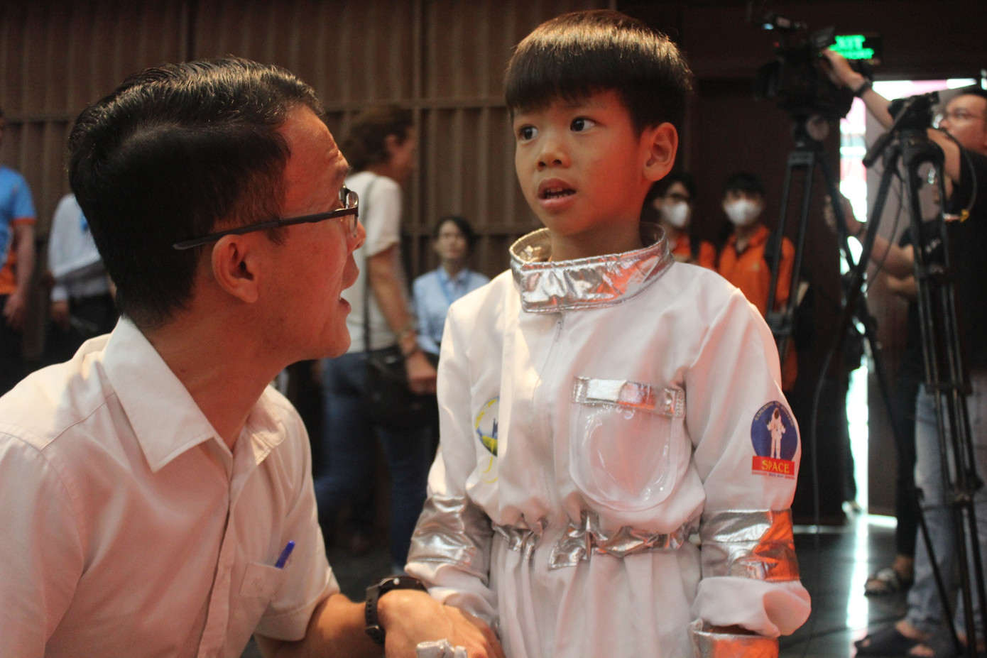 Một em nhỏ mặc đồ phi hành gia tham dự chương trình.