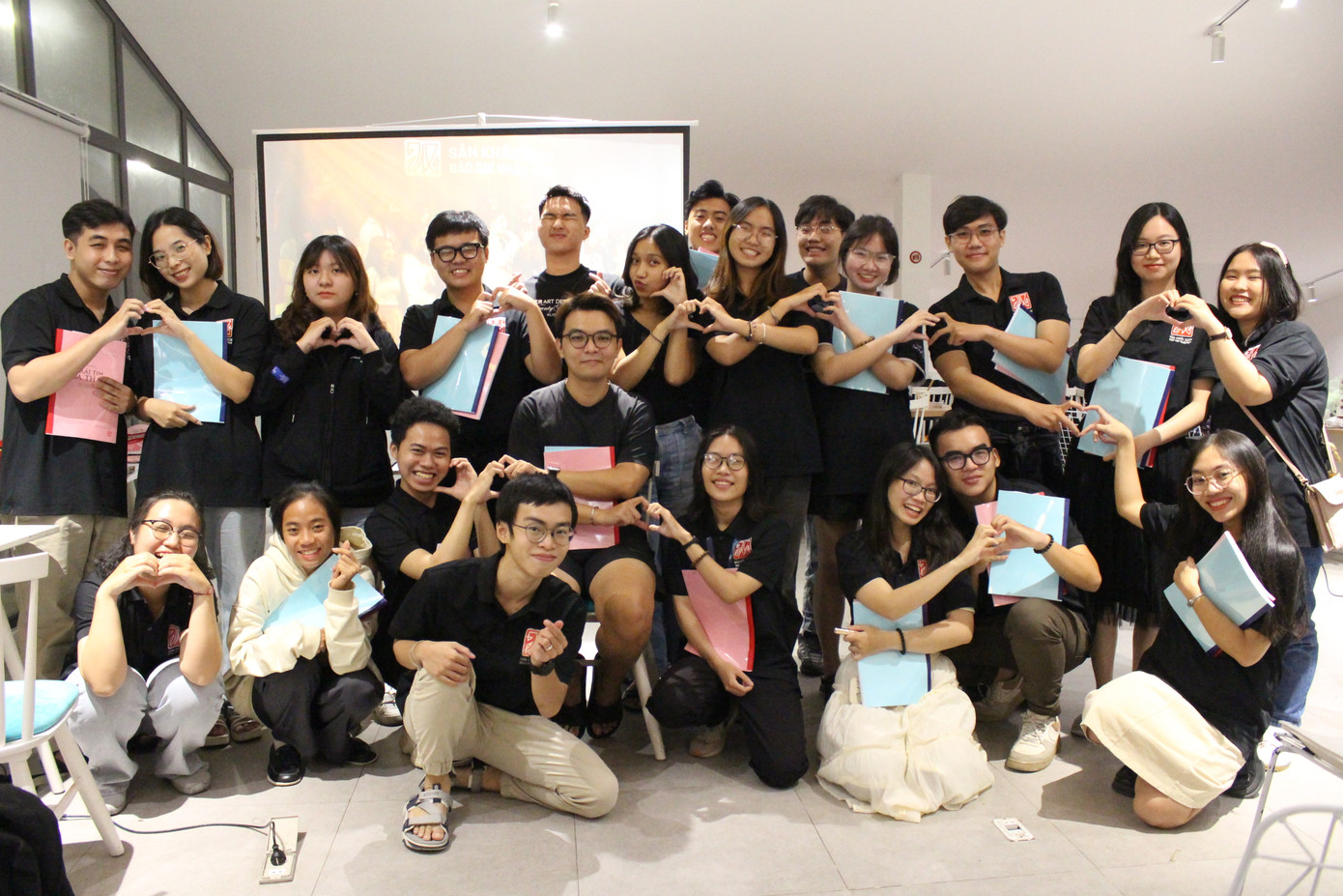 Các thành viên CLB Kịch khoa Báo chí &amp; Truyền thông.