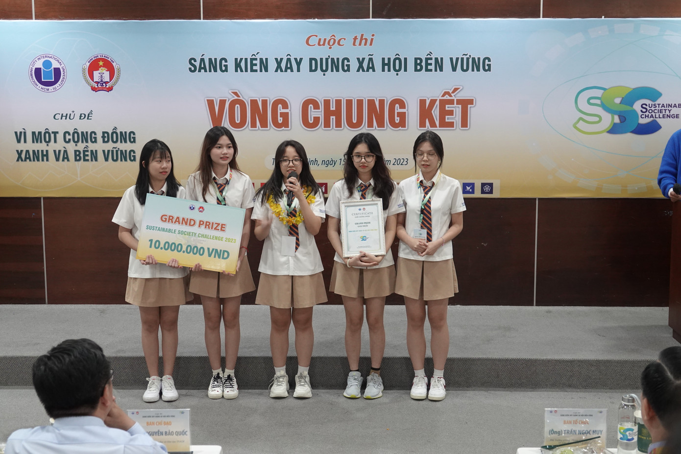 Các thành viên nhóm “LOVEARTH” xuất sắc giành giải Nhất chung cuộc. Các thành viên nhóm “LOVEARTH” xuất sắc giành giải Nhất chung cuộc.