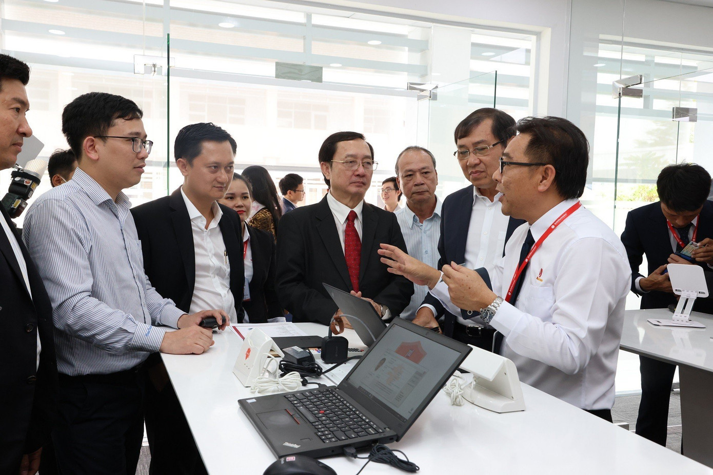 Các đại biểu nghe chuyên gia giới thiệu về hoạt động của trung tâm. Các đại biểu nghe chuyên gia giới thiệu về hoạt động của trung tâm.