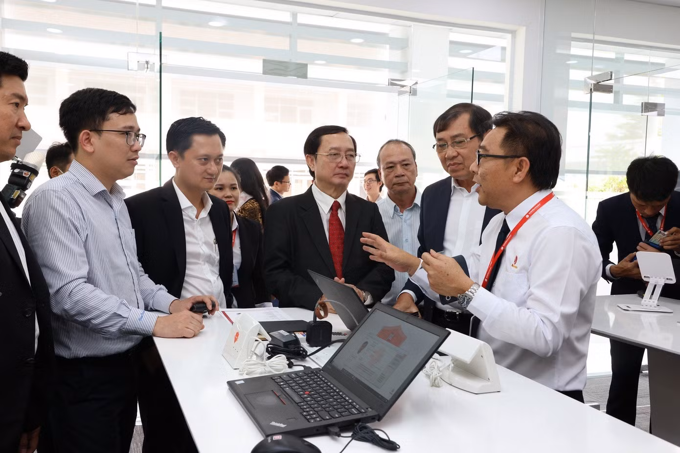 Các đại biểu nghe chuyên gia giới thiệu về hoạt động của trung tâm.