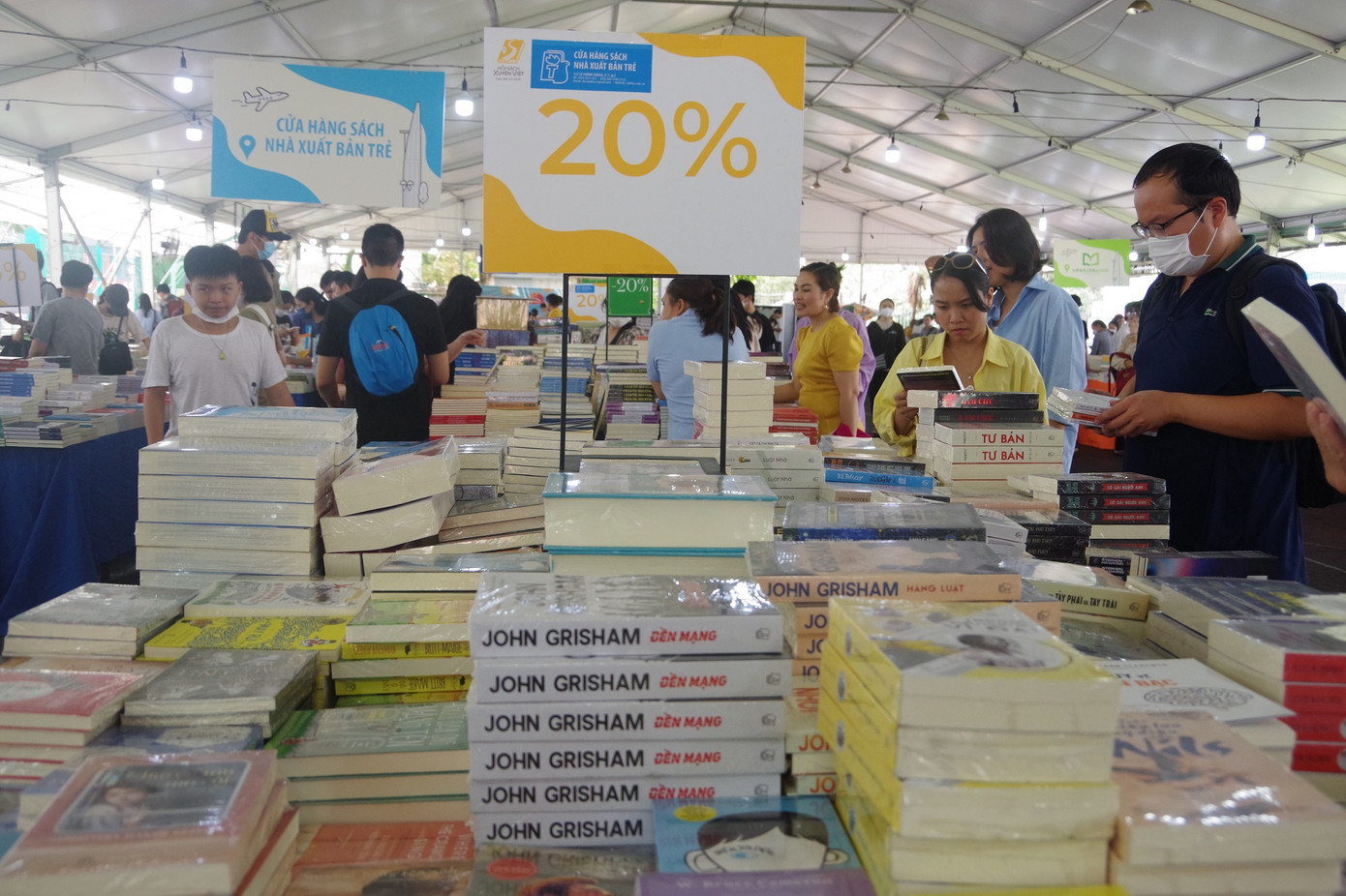 Hội sách Xuyên Việt 2023 giới thiệu những tựa sách thuộc nhiều thể loại đa dạng cho độc giả nhiều độ tuổi khác nhau như tâm lý, kinh doanh, marketing, sách thiếu nhi, truyện tranh, văn học trong nước và nước ngoài, lịch sử, văn hóa, khoa học…