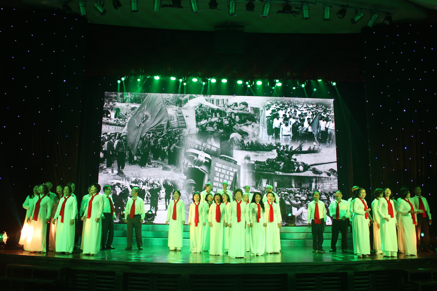 Thông qua các tác phẩm: Tổ quốc ơi ta đã nghe của nhạc sĩ La Hữu Vang, Hát cho dân tôi nghe, Dậy mà đi của nhạc sĩ Tôn Thất Lập…, các cô chú, anh chị cựu học sinh, sinh viên của phong trào “Hát cho dân tôi nghe” trong những năm 1967 – 1970 đã tái hiện phong trào học sinh, sinh viên miền Nam thời kỳ sục sôi khí thế đấu tranh.