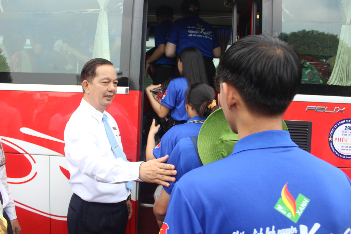 Lãnh đạo Học viện Cán bộ TP. HCM ra xe động viên sinh viên tình nguyện "Mùa Hè Xanh". Lãnh đạo Học viện Cán bộ TP. HCM ra xe động viên sinh viên tình nguyện "Mùa Hè Xanh".