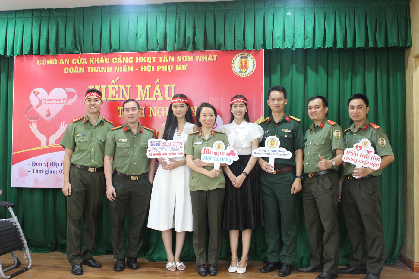 Chương trình còn có sự đồng hành của 2 người đẹp Hoa hậu Việt Nam 2022: Người đẹp Phạm Thị Hồng Thắm và người đẹp Trần Nguyễn Phương Thy.