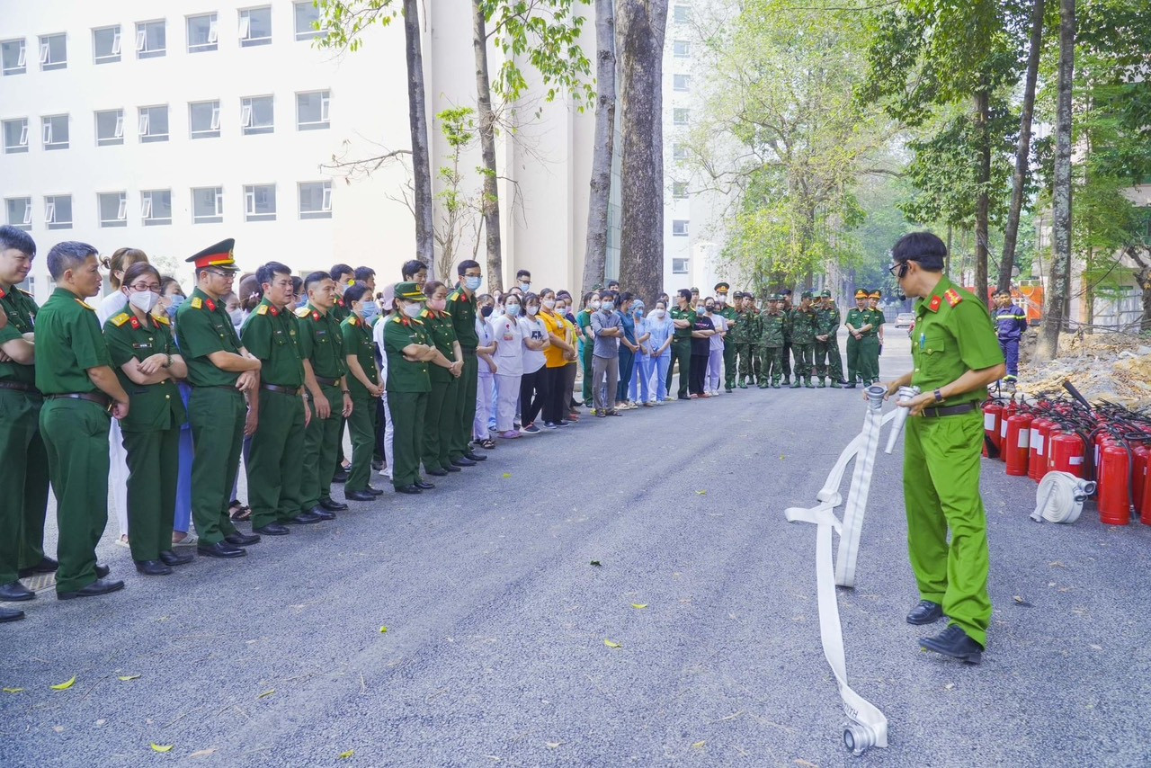 Đoàn viên, thanh niên, nhân viên bệnh viện được hướng dẫn nghiệp vụ về phòng cháy, chữa cháy. Đoàn viên, thanh niên, nhân viên bệnh viện được hướng dẫn nghiệp vụ về phòng cháy, chữa cháy.