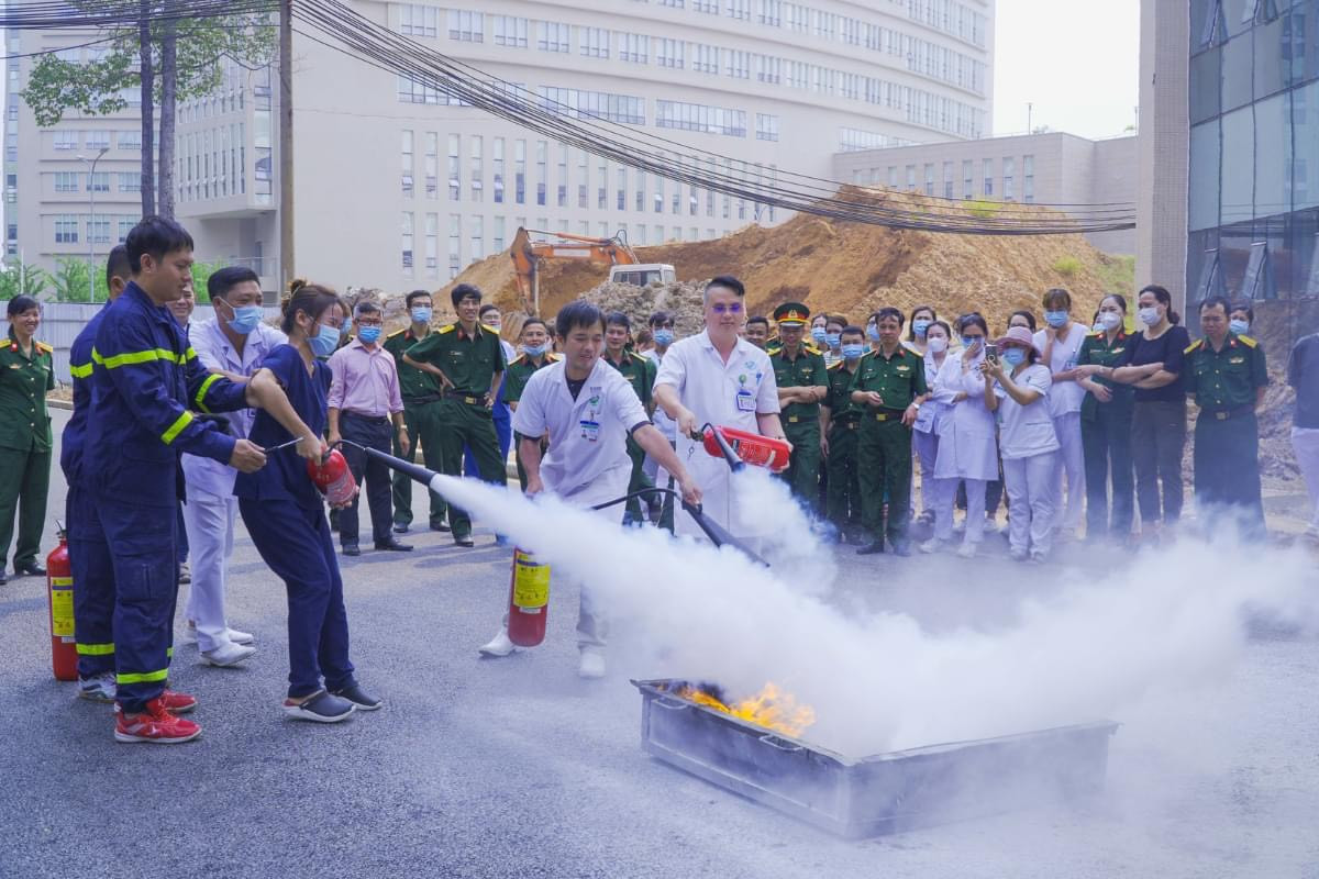 Đoàn viên, thanh niên, nhân viên bệnh viện cùng thực hành công tác chữa cháy. Đoàn viên, thanh niên, nhân viên bệnh viện cùng thực hành công tác chữa cháy.