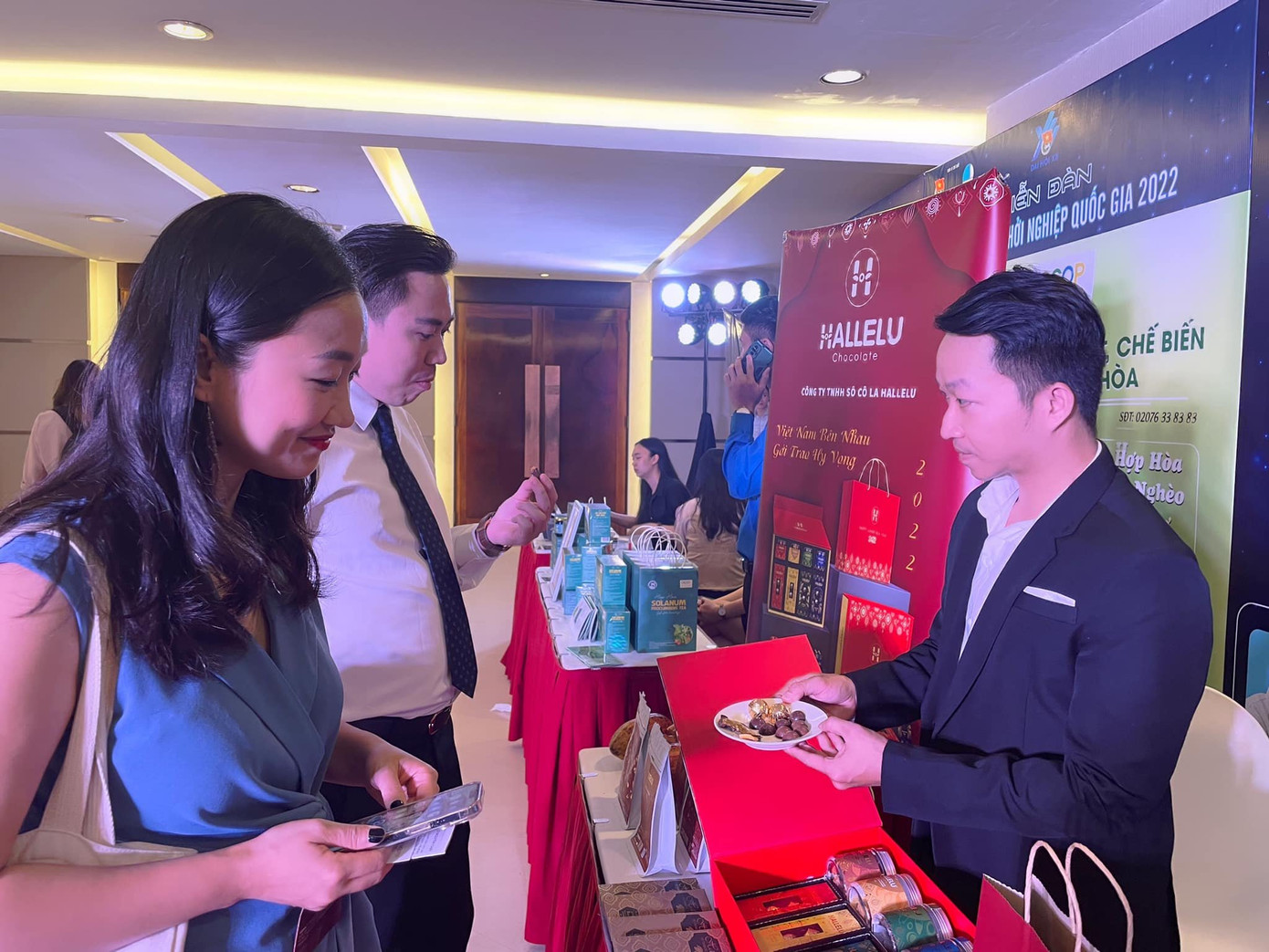 Anh Nguyễn Hồng Huy mời thực khách thưởng thức socola do công ty mình sản xuất tại "Diễn đàn Thanh niên khởi nghiệp quốc gia năm 2022". Anh Nguyễn Hồng Huy mời thực khách thưởng thức socola do công ty mình sản xuất tại "Diễn đàn Thanh niên khởi nghiệp quốc gia năm 2022".