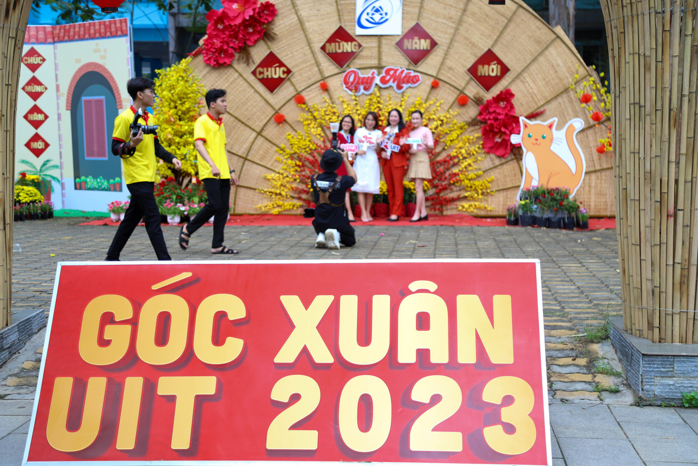 Khuôn viên Xuân của trường ĐH Công nghệ thông tin (ĐHQG TP. HCM) thu hút đông đảo thầy, cô và sinh viên chụp ảnh.