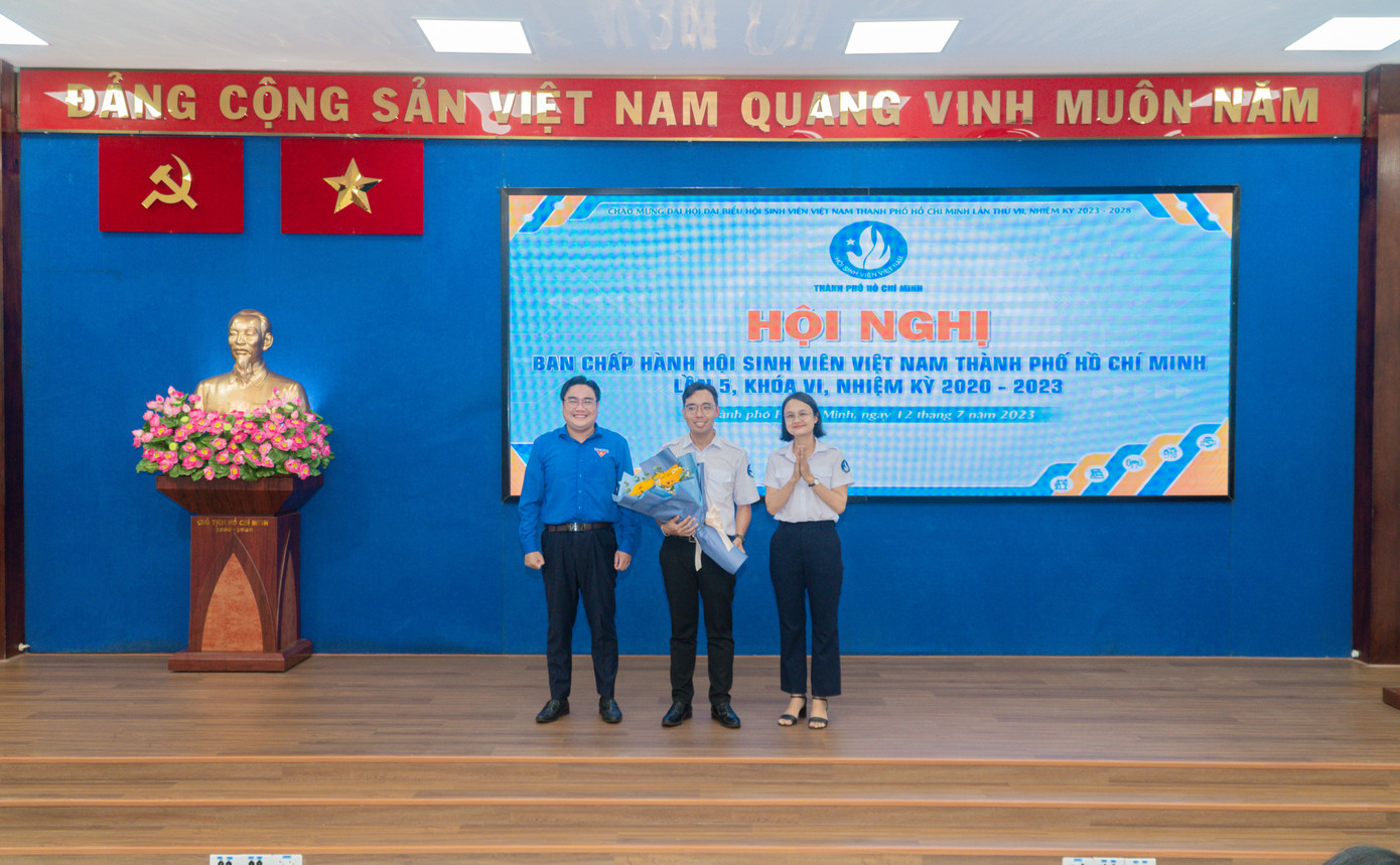 Anh Nguyễn Tất Toàn (giữa) nhận hoa chúc mừng từ anh Ngô Minh Hải - Phó Bí thư thường trực Thành Đoàn TP. HCM, Chủ tịch Hội LHTN TP. HCM (bên trái) và chị Trần Thu Hà - Phó Bí thư Thành Đoàn, Chủ tịch Hội Sinh viên TP. HCM. Anh Nguyễn Tất Toàn (giữa) nhận hoa chúc mừng từ anh Ngô Minh Hải - Phó Bí thư thường trực Thành Đoàn TP. HCM, Chủ tịch Hội LHTN TP. HCM (bên trái) và chị Trần Thu Hà - Phó Bí thư Thành Đoàn, Chủ tịch Hội Sinh viên TP. HCM.