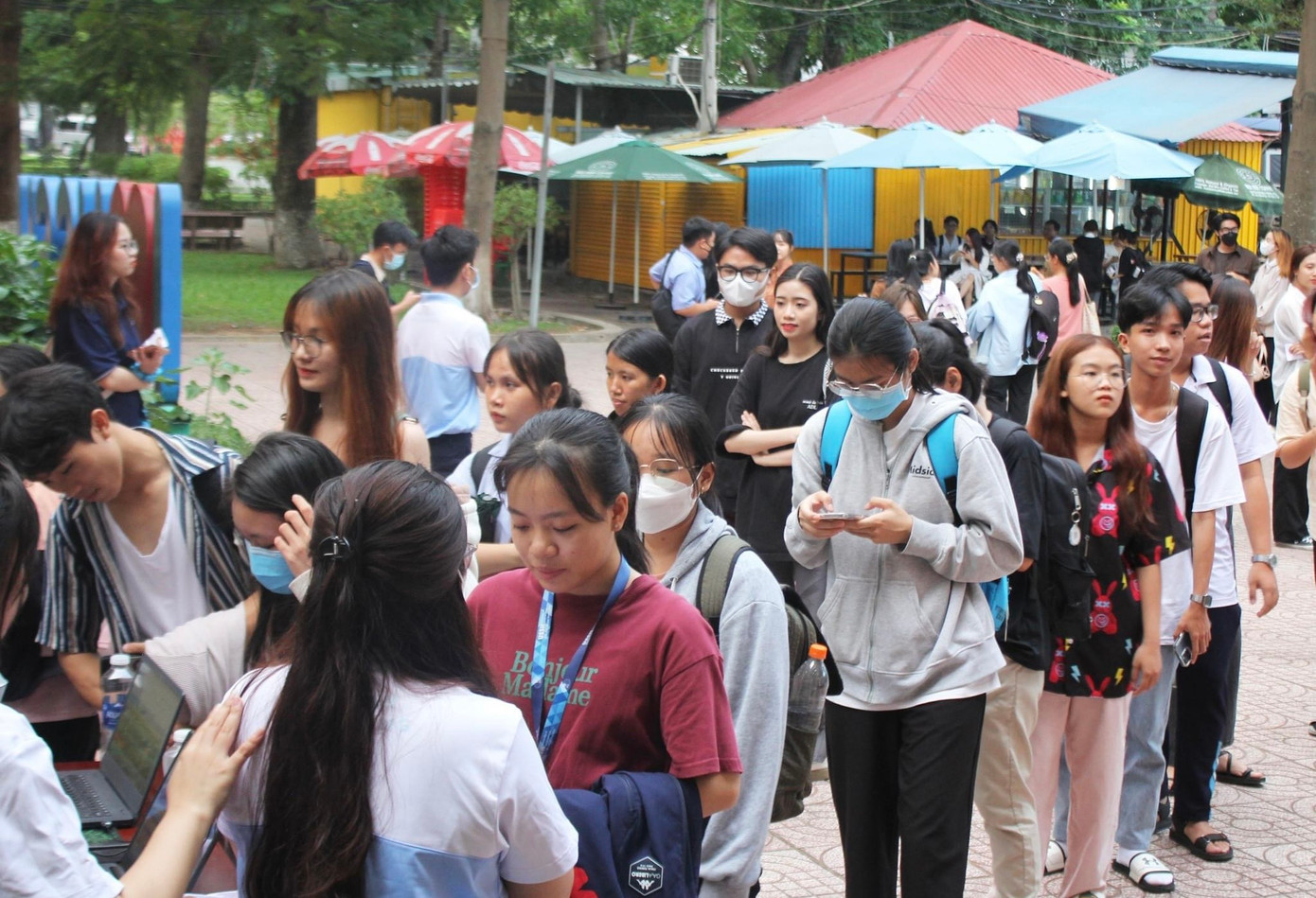 Đông đảo các bạn sinh viên đến tham dự chương trình.