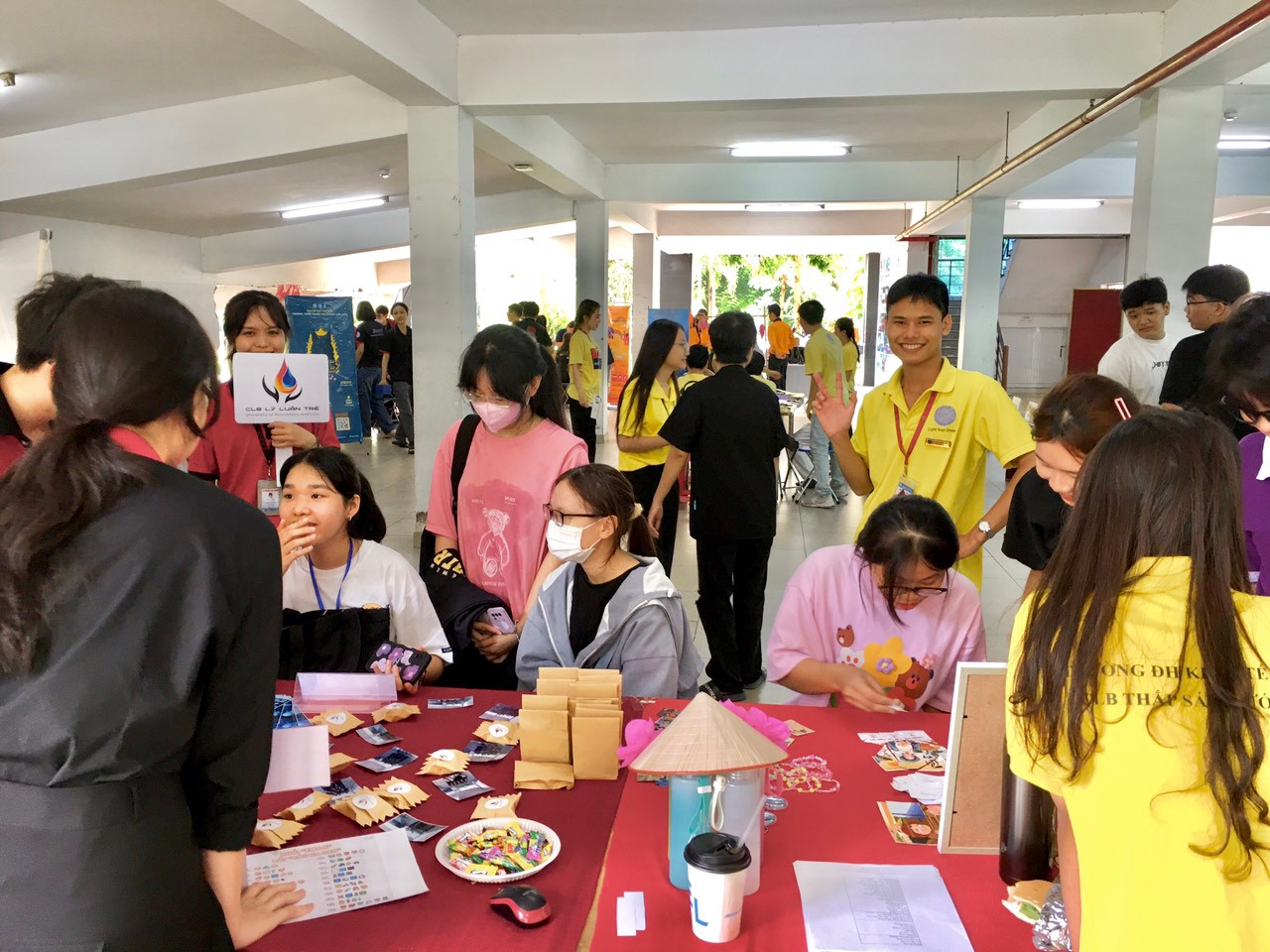 Đông đảo các bạn tân sinh viên nhập học ngày 6/9 tại trường ĐH Kinh tế - Luật (ĐHQG TP. HCM). Đông đảo các bạn tân sinh viên nhập học ngày 6/9 tại trường ĐH Kinh tế - Luật (ĐHQG TP. HCM).