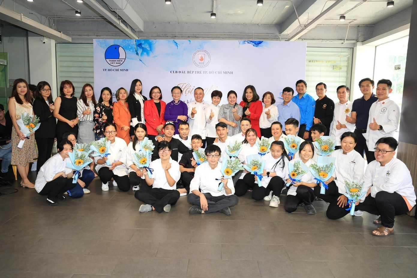 Các học viên cùng chụp ảnh lưu niệm với các thầy cô và khách mời tại chương trình. Các học viên cùng chụp ảnh lưu niệm với các thầy cô và khách mời tại chương trình.