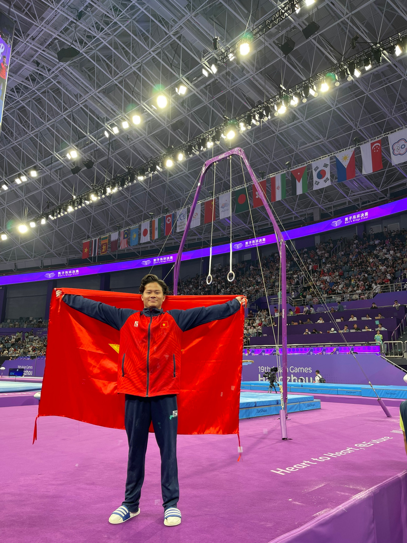 Khánh Phong tham dự Asiad 19, tại Hàng Châu, Trung Quốc. (Ảnh: NVCC) Khánh Phong tham dự Asiad 19, tại Hàng Châu, Trung Quốc. (Ảnh: NVCC)