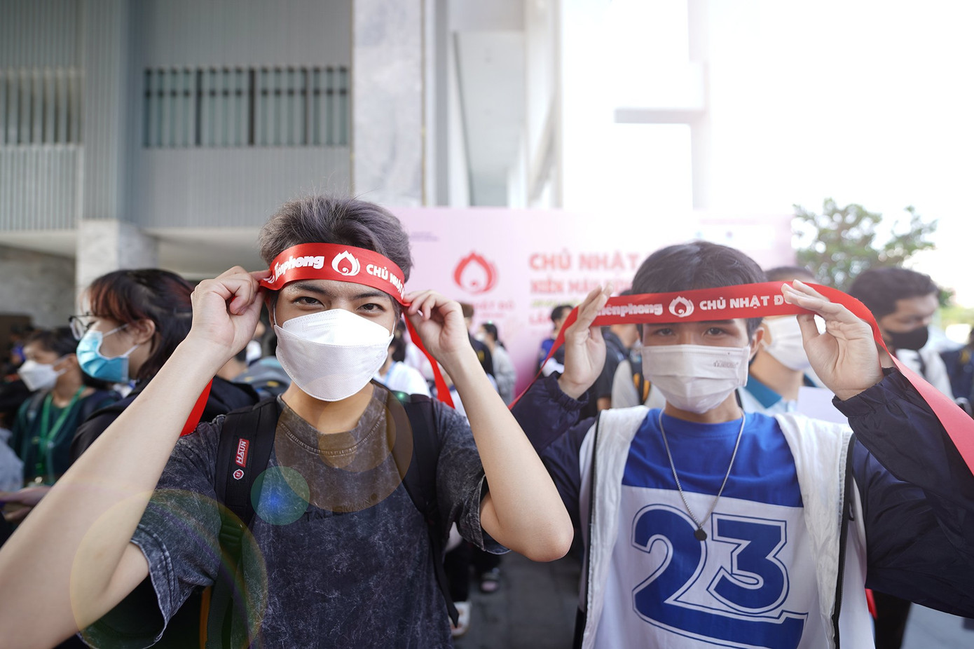 Rất đông sinh viên trường ĐH Văn Hiến có mặt từ sớm để tham gia Ngày hội. Rất đông sinh viên trường ĐH Văn Hiến có mặt từ sớm để tham gia Ngày hội.