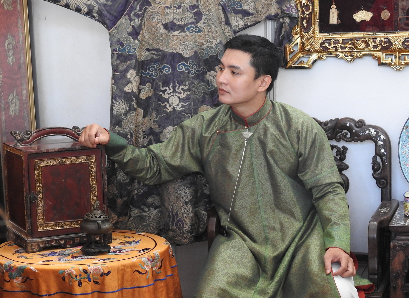 Nhiều bạn tìm đến Ngày hội với những bộ Việt phục để check-in. (Ảnh: Hoa Niên) Nhiều bạn tìm đến Ngày hội với những bộ Việt phục để check-in. (Ảnh: Hoa Niên)