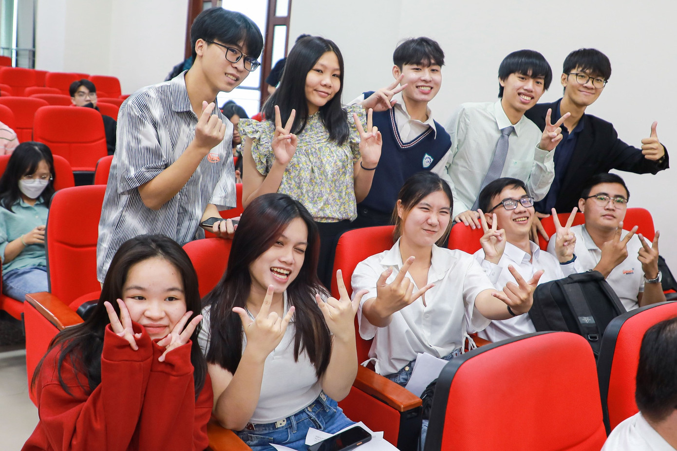 Tấn Đạt (hàng đầu, thứ hai, từ phải sang) vui vẻ khi được theo đuổi đam mê Sư phạm Anh của mình. (Ảnh: NVCC) Tấn Đạt (hàng đầu, thứ hai, từ phải sang) vui vẻ khi được theo đuổi đam mê Sư phạm Anh của mình. (Ảnh: NVCC)