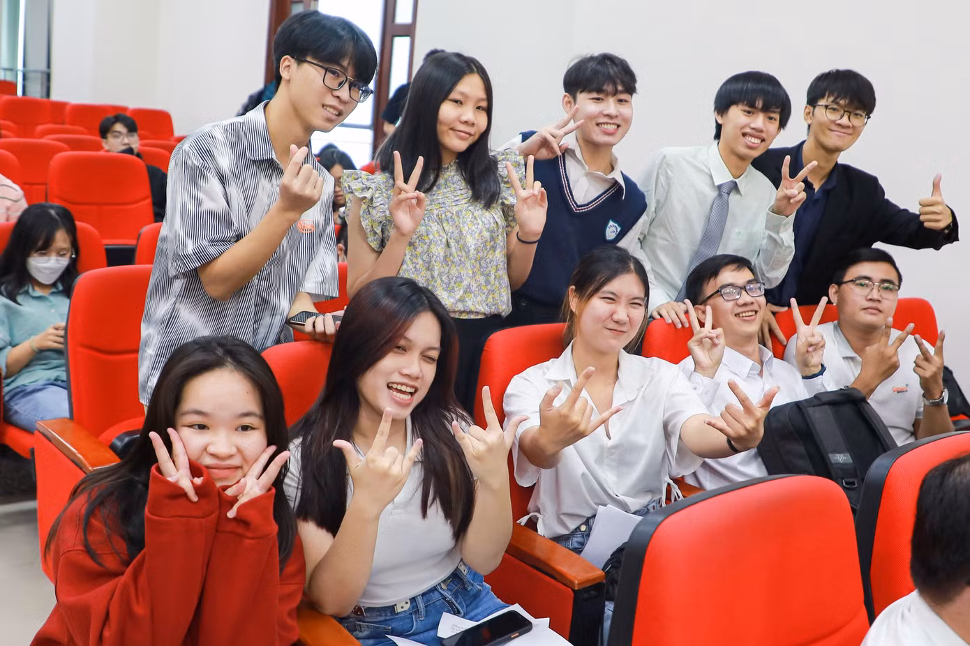Tấn Đạt (hàng đầu, thứ hai, từ phải sang) vui vẻ khi được theo đuổi đam mê Sư phạm Anh của mình. (Ảnh: NVCC)
