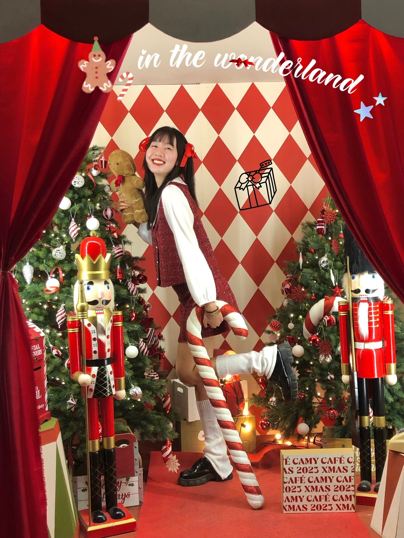 Nữ sinh chia sẻ, cô đã phải chuẩn bị mua quần áo và phụ kiện tóc từ sớm để phù hợp với concept tại quán. Cô cho rằng: “Outfit rất quan trọng để cho ra một tấm hình đẹp nên mặc dù hiện nay có nhiều quán cà phê decor Giáng sinh nhưng phải là quán thật xuất sắc thì mình mới chọn". Nữ sinh chia sẻ, cô đã phải chuẩn bị mua quần áo và phụ kiện tóc từ sớm để phù hợp với concept tại quán. Cô cho rằng: “Outfit rất quan trọng để cho ra một tấm hình đẹp nên mặc dù hiện nay có nhiều quán cà phê decor Giáng sinh nhưng phải là quán thật xuất sắc thì mình mới chọn".