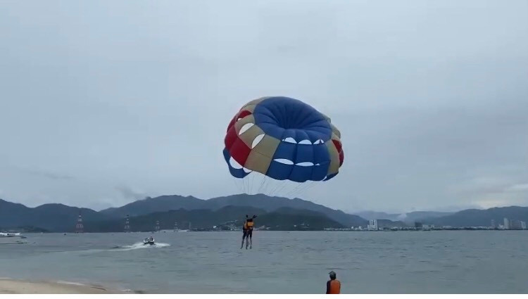 Tiến Đạt thử sức với dù lượn và có những cảm xúc thú vị. (Ảnh: NVCC).