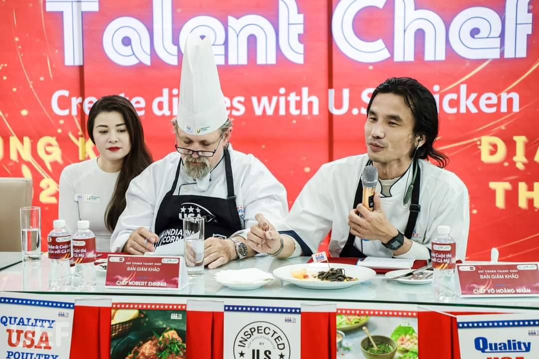 Quán quân Top chef mùa 1 Võ Hoàng Nhân đang nhận xét các món ăn của các thí sinh dự thi.