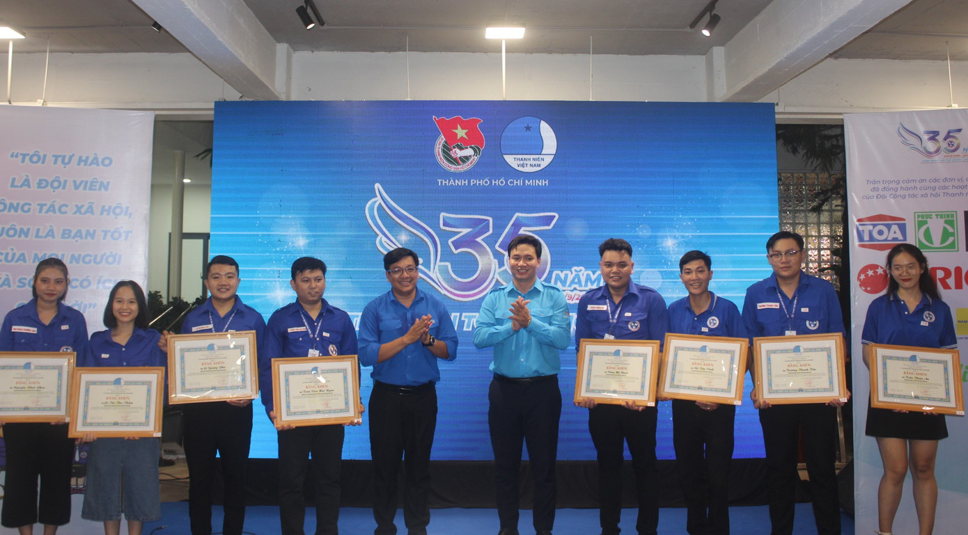 Hội LHTN TP. HCM tặng Bằng khen cho những thành viên có nhiều đóng góp cho các hoạt động của Đội. Hội LHTN TP. HCM tặng Bằng khen cho những thành viên có nhiều đóng góp cho các hoạt động của Đội.