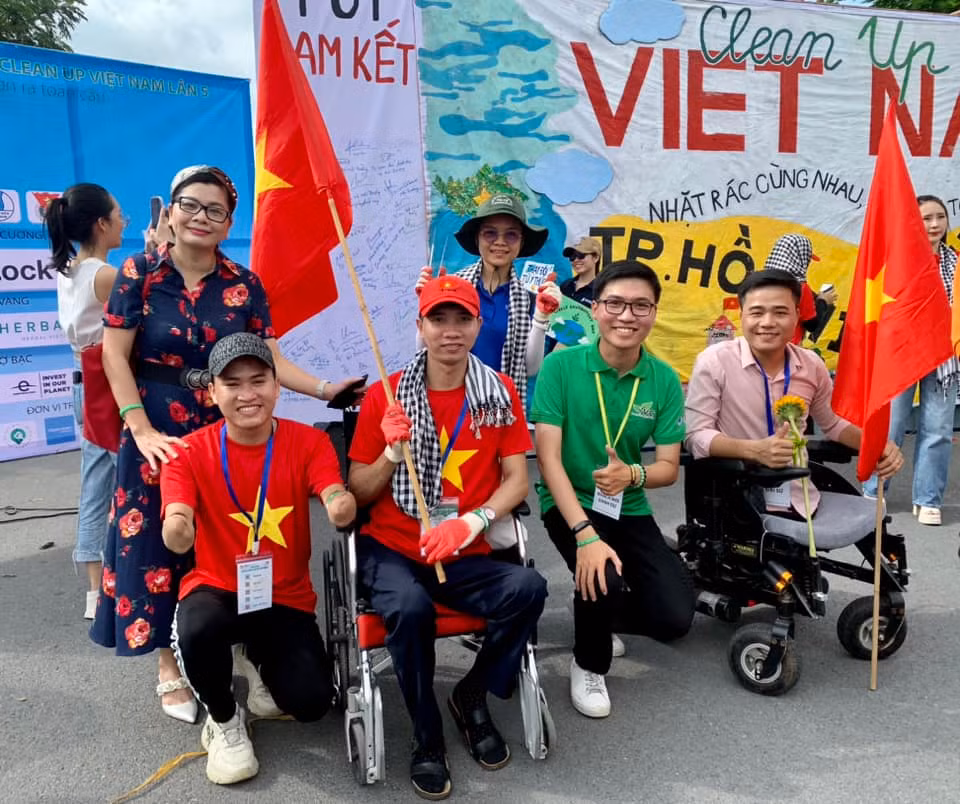 Lê Văn Phúc (áo xanh) luôn nhiệt huyết với các hoạt động tình nguyện. (Ảnh: NVCC)