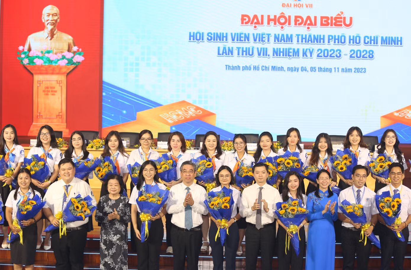 Bí thư T.Ư Đoàn, Chủ tịch Hội Sinh viên Việt Nam Nguyễn Minh Triết (thứ năm, từ phải sang) và Phó Bí thư Thành ủy Nguyễn Phước Lộc (thứ năm, từ trái sang) trao hoa chúc mừng BCH Hội Sinh viên TP. HCM khóa VII, nhiệm kỳ 2023 - 2028. (Ảnh: Ngô Tùng)