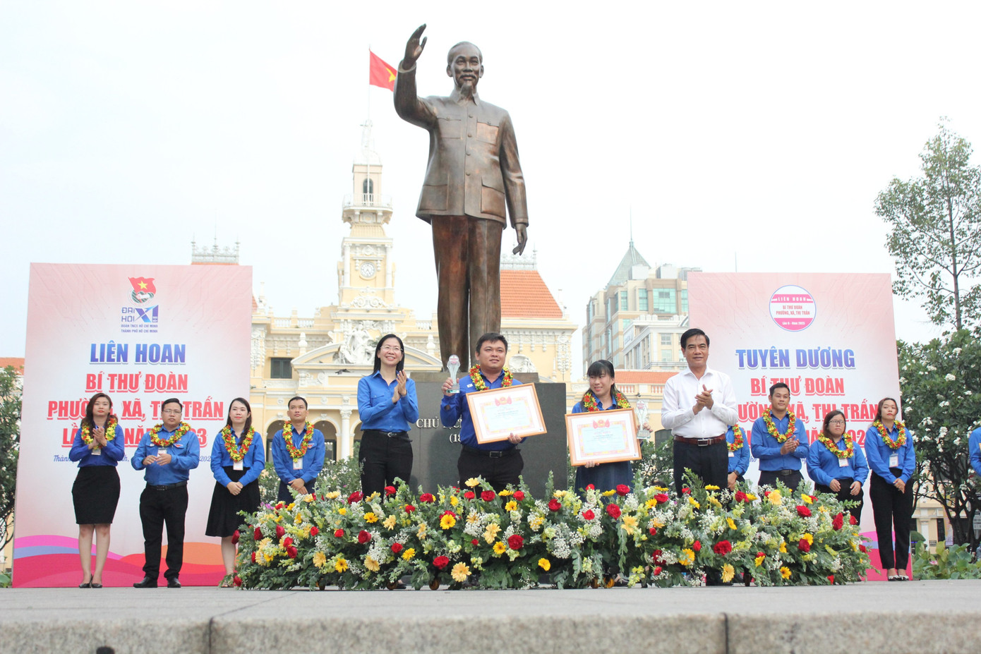 Ông Ngô Văn Luận, Trưởng Ban Dân vận Thành ủy TPHCM (bên phải); chị Phan Thị Thanh Phương - Bí thư Thành Đoàn TPHCM (bên trái) trao bằng khen cho các Bí thư Đoàn phường, xã, thị trấn tiêu biểu.