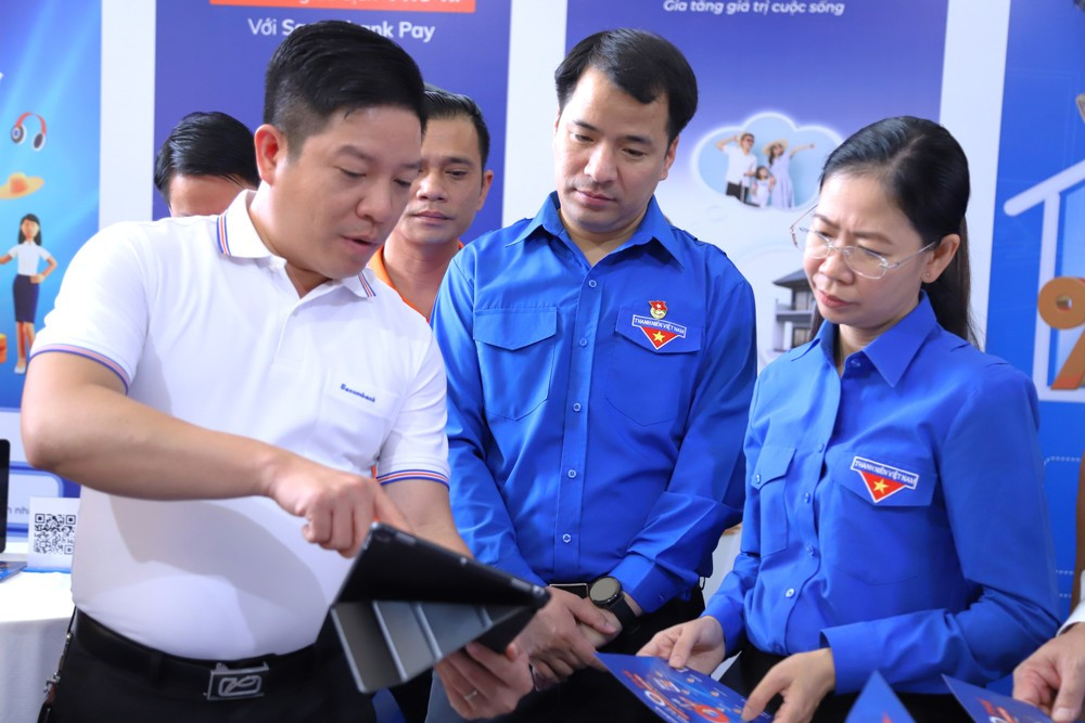 Nhiều phần việc ý nghĩa đã được triển khai tại 'Ngày hoạt động cao điểm tình nguyện hỗ trợ người dân thực hiện dịch vụ công trực tuyến', do Ban thường vụ Thành Đoàn TP. HCM đăng cai tổ chức, với sự tham dự của Bí thư T.Ư Đoàn Ngô Văn Cương. Các phần việc được triển khai nằm trong hoạt động điểm cấp Trung ương, do Ban Thường vụ Thành Đoàn TP. HCM đăng cai, ngày 18/3, tại UBND huyện Bình Chánh.