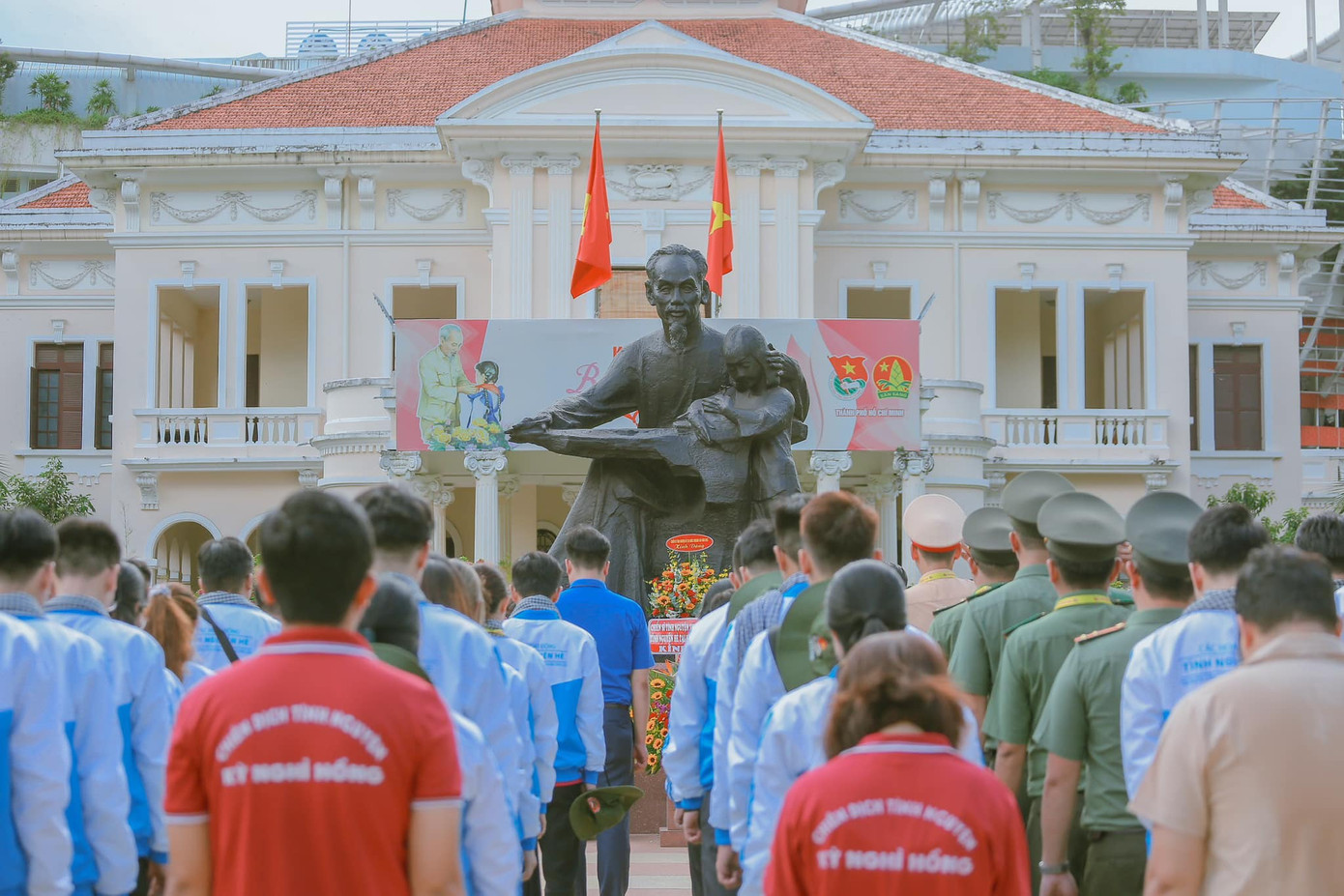 Đoàn dâng hoa trước tượng đài Chủ tịch Hồ Chí Minh trước lúc lên đường. Đoàn dâng hoa trước tượng đài Chủ tịch Hồ Chí Minh trước lúc lên đường.