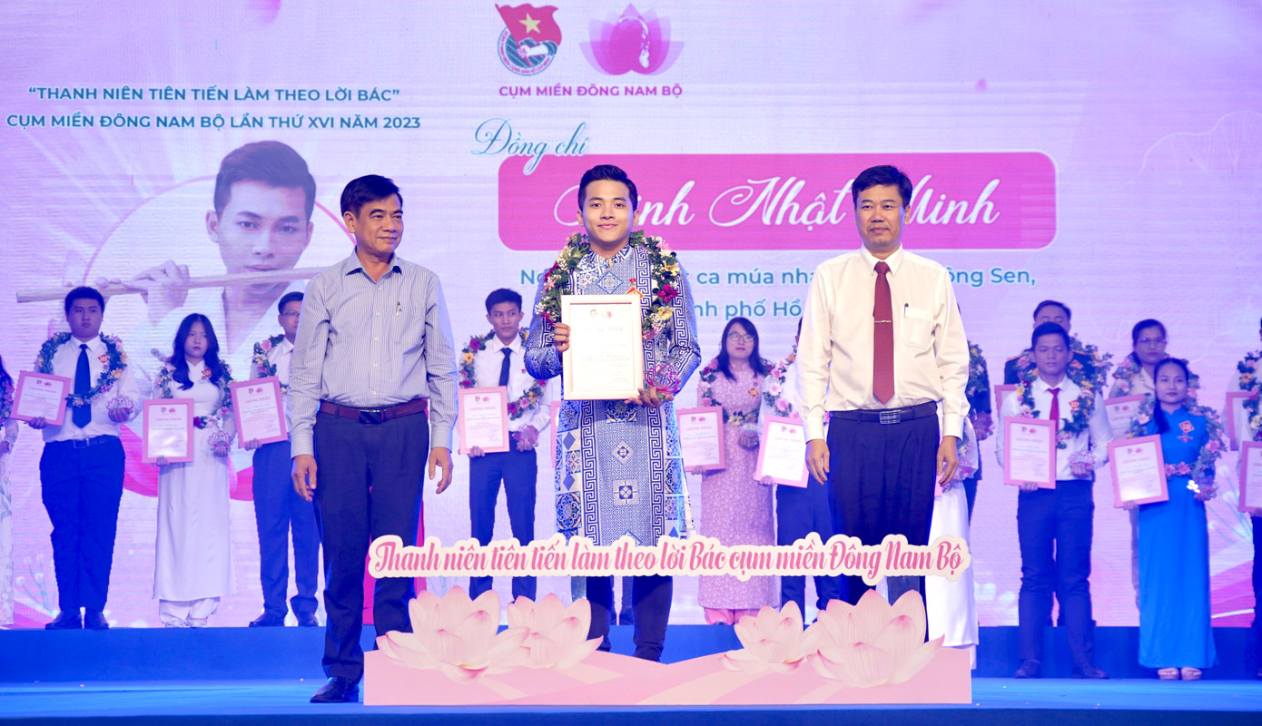 Trước đó, Đinh Nhật Minh từng là "Công dân trẻ tiêu biểu TP. HCM năm 2022" và "Thanh niên tiên tiến làm theo lời Bác cụm Đông Nam Bộ năm 2023". (Ảnh: NVCC) Trước đó, Đinh Nhật Minh từng là "Công dân trẻ tiêu biểu TP. HCM năm 2022" và "Thanh niên tiên tiến làm theo lời Bác cụm Đông Nam Bộ năm 2023". (Ảnh: NVCC)