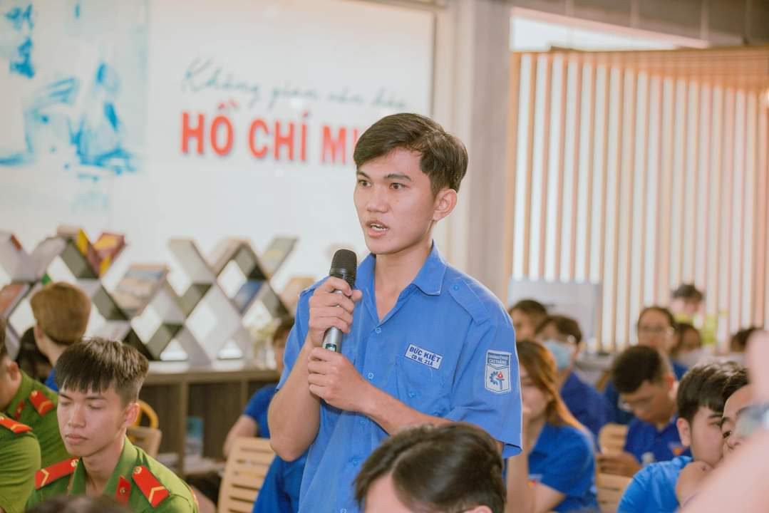 Một bạn sinh viên đặt câu hỏi tại buổi giao lưu với tác giả Phạm Chánh Trực. (Ảnh: TLTĐ) Một bạn sinh viên đặt câu hỏi tại buổi giao lưu với tác giả Phạm Chánh Trực. (Ảnh: TLTĐ)