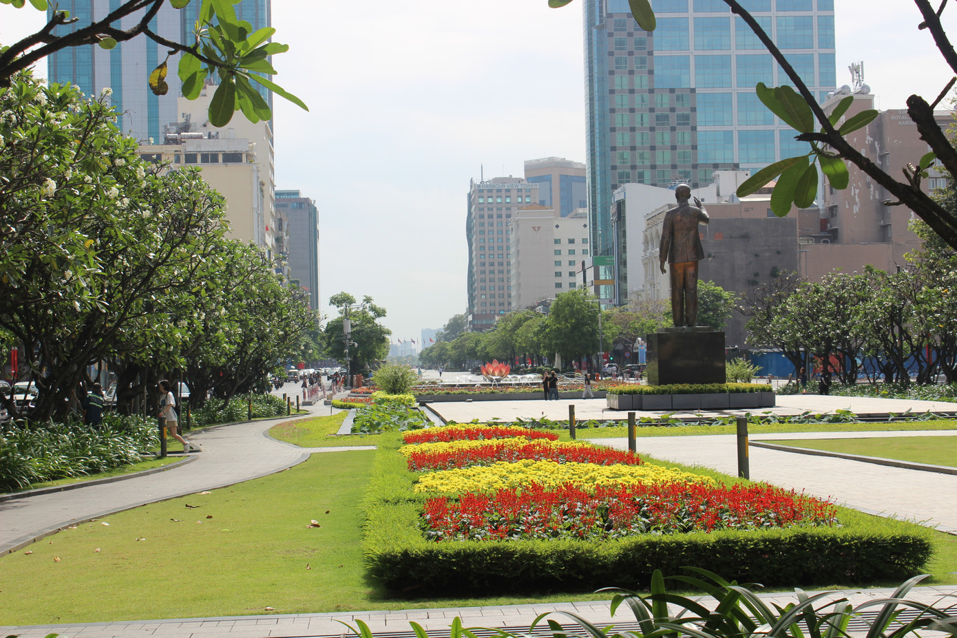 Khu vực công viên tượng đài Bác (Phố đi bộ Nguyễn Huệ) cũng ngập tràn sắc hoa Xuân.