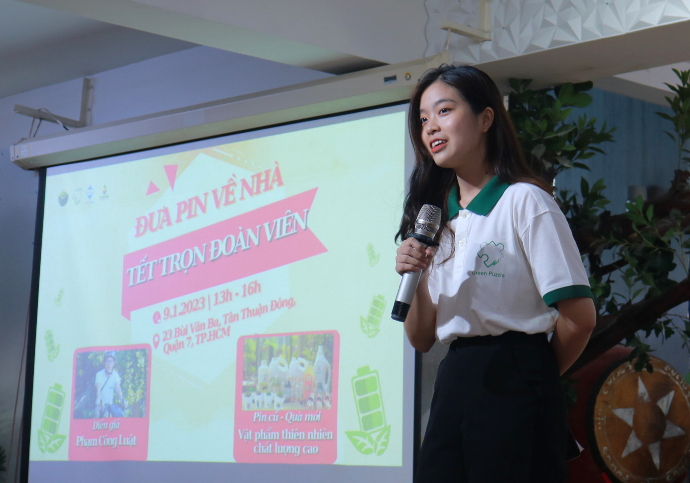 Nhóm dự án giao lưu cùng với các bạn học sinh về tác hại của pin cũ đến môi trường.