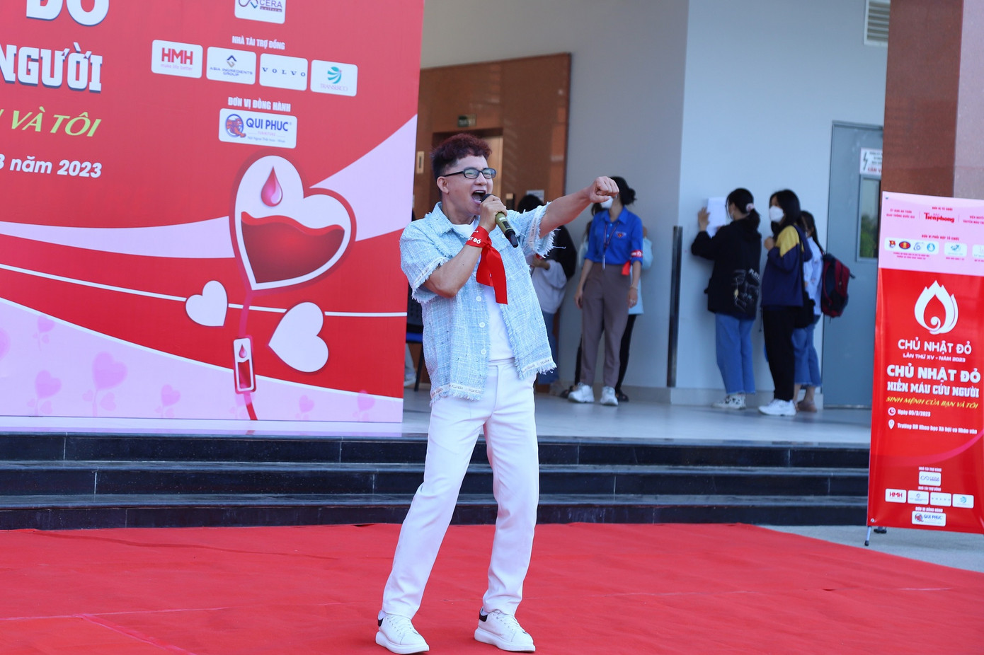 Mở đầu chương trình, ca sĩ - nhạc sĩ Cáp Anh Tài đã mang đến cho sinh viên những ca khúc tràn đầy năng lượng. Mở đầu chương trình, ca sĩ - nhạc sĩ Cáp Anh Tài đã mang đến cho sinh viên những ca khúc tràn đầy năng lượng.