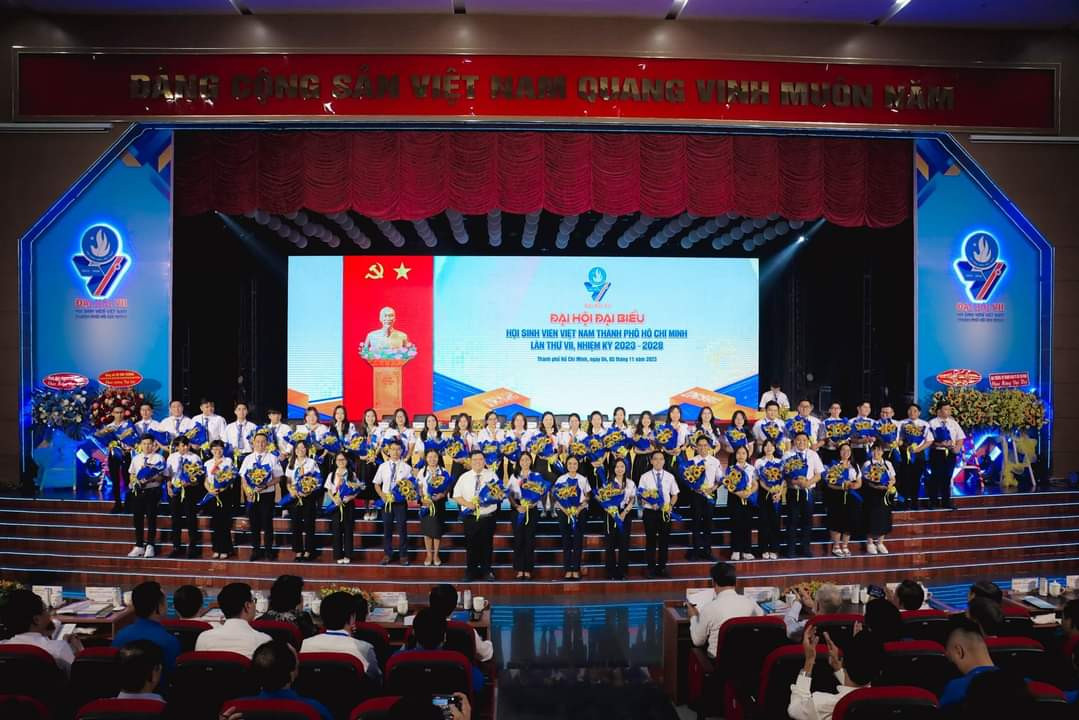 Tại phiên trọng thể sáng 5/11, 45 anh, chị tham gia Ban Chấp hành Hội Sinh viên TP. HCM, nhiệm kỳ 2023 - 2028 đã ra mắt Đại hội. (Ảnh: TLTĐ) Tại phiên trọng thể sáng 5/11, 45 anh, chị tham gia Ban Chấp hành Hội Sinh viên TP. HCM, nhiệm kỳ 2023 - 2028 đã ra mắt Đại hội. (Ảnh: TLTĐ)